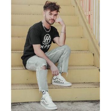 Black Podcasting - Recording Artist Kody Henry stops by #ConversationsLIVE